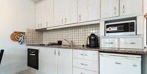 Kylskåp, mikrovågsugn, ugn och kaffe- och tebryggare