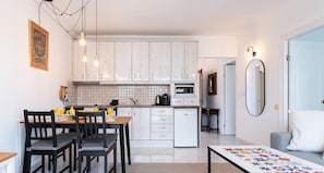 Dining - Great Location, Sea View, 2 Bedroom, Steps from the Beach REF046 (Benalmádena)