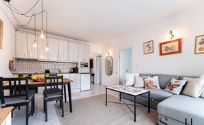 TV - Great Location, Sea View, 2 Bedroom, Steps from the Beach REF046 (Benalmádena)