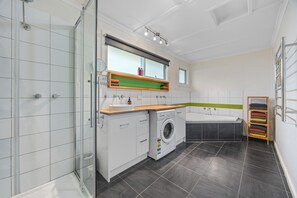 Douche, baignoire Ă jets, serviettes fournies, savon