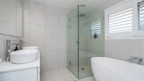 Douche, séchoir à cheveux, serviettes fournies