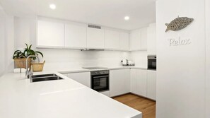 Fridge, microwave, oven, stovetop - Eastpoint 4 - 18 Paterson Lane (Byron)