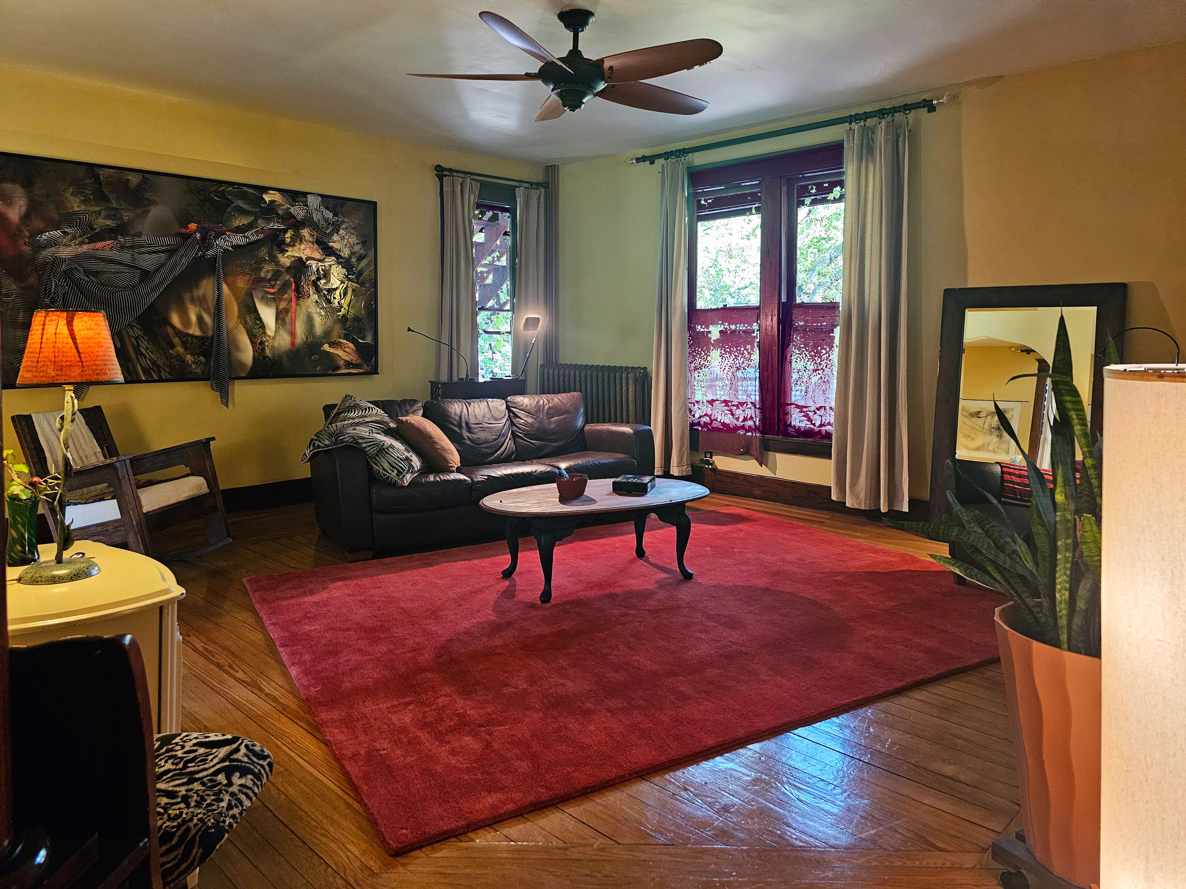 Una televisión, una chimenea