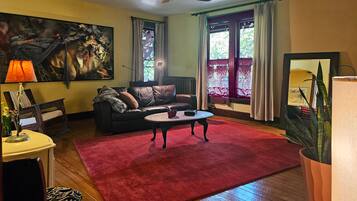 Una televisión, una chimenea