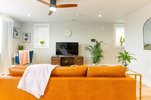 Smart TV - 2-bedroom townhome in charming Philadelphia with WiFi, AC (Philadelphia)