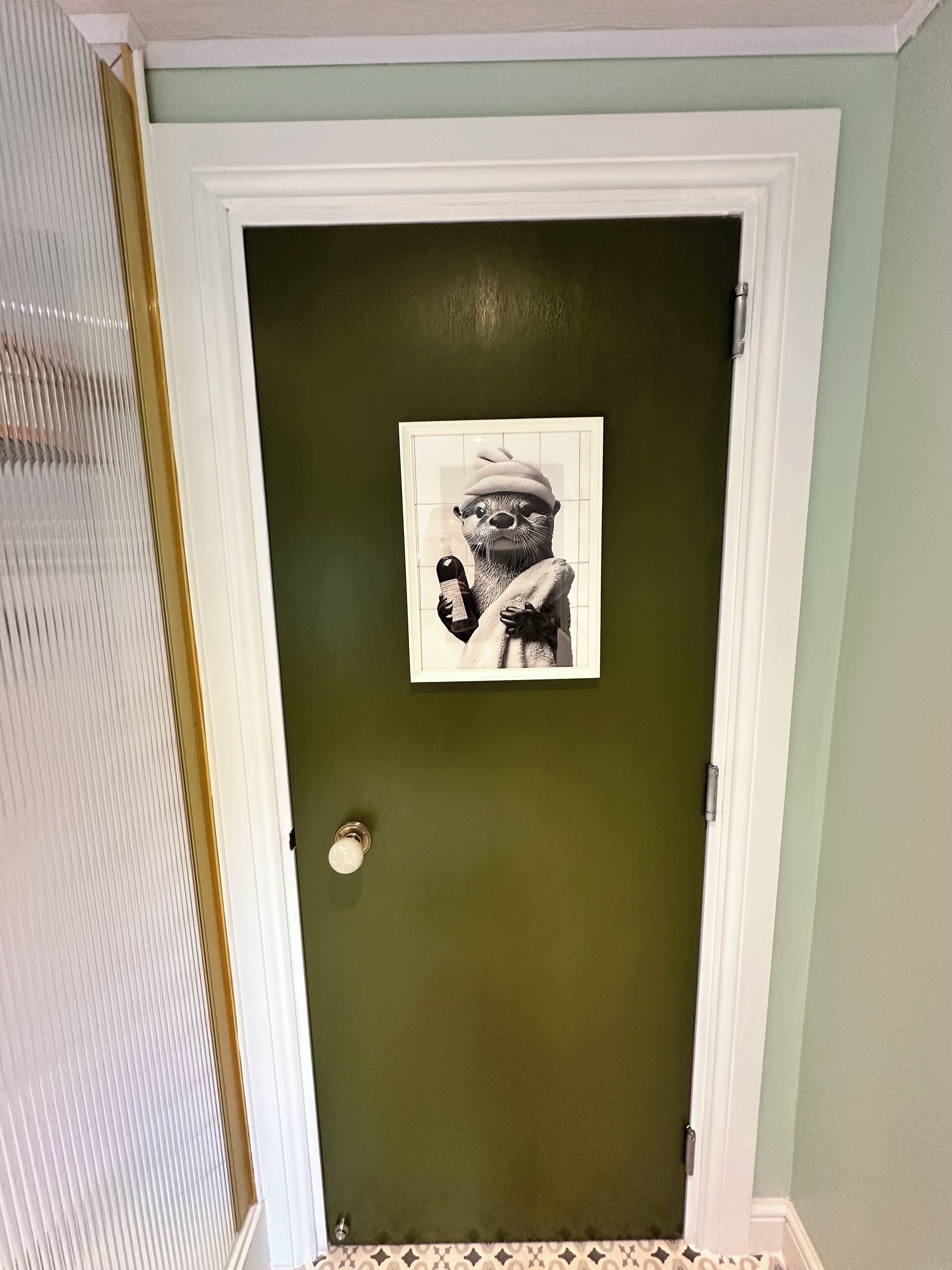 En dør med et billede i ramme af en udyr med en hue.
