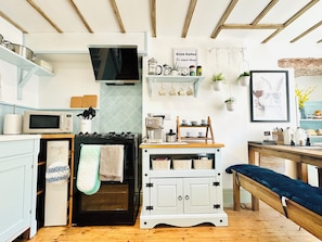 Frigorífico, microondas, horno y placa de cocina