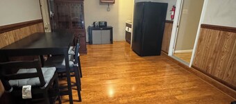 Charming private 1-bedroom apartment in pleasant Clinton with WiFi, AC.
