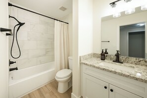 Milieuvriendelijke toiletartikelen, een haardroger, handdoeken, zeep