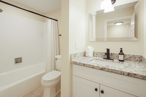 Milieuvriendelijke toiletartikelen, een haardroger, handdoeken, zeep