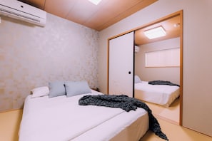 Habitació doble, diversos llits, no fumadors | Planxa i posts de planxar, wifi gratuïta i roba de llit