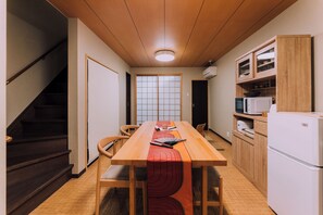 Habitación doble, varias camas, no fumadores | Cocina privada | Hervidor eléctrico