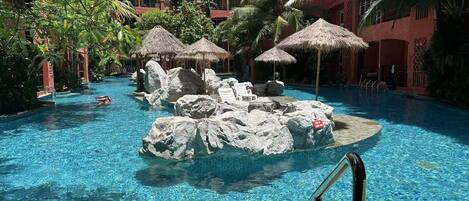 7 من حمّامات السباحة الخارجية، مظلات على حمّام السباحة، مقاعد للتشمس