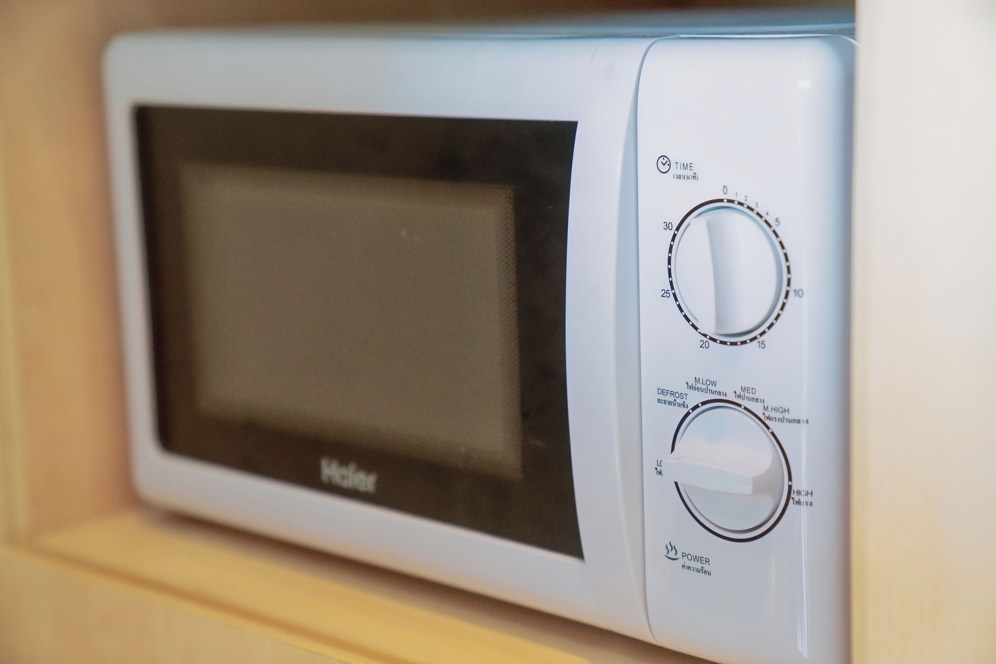 Un four à micro-ondes doté d’un écran numérique et de boutons de commande pour régler la puissance et la durée.