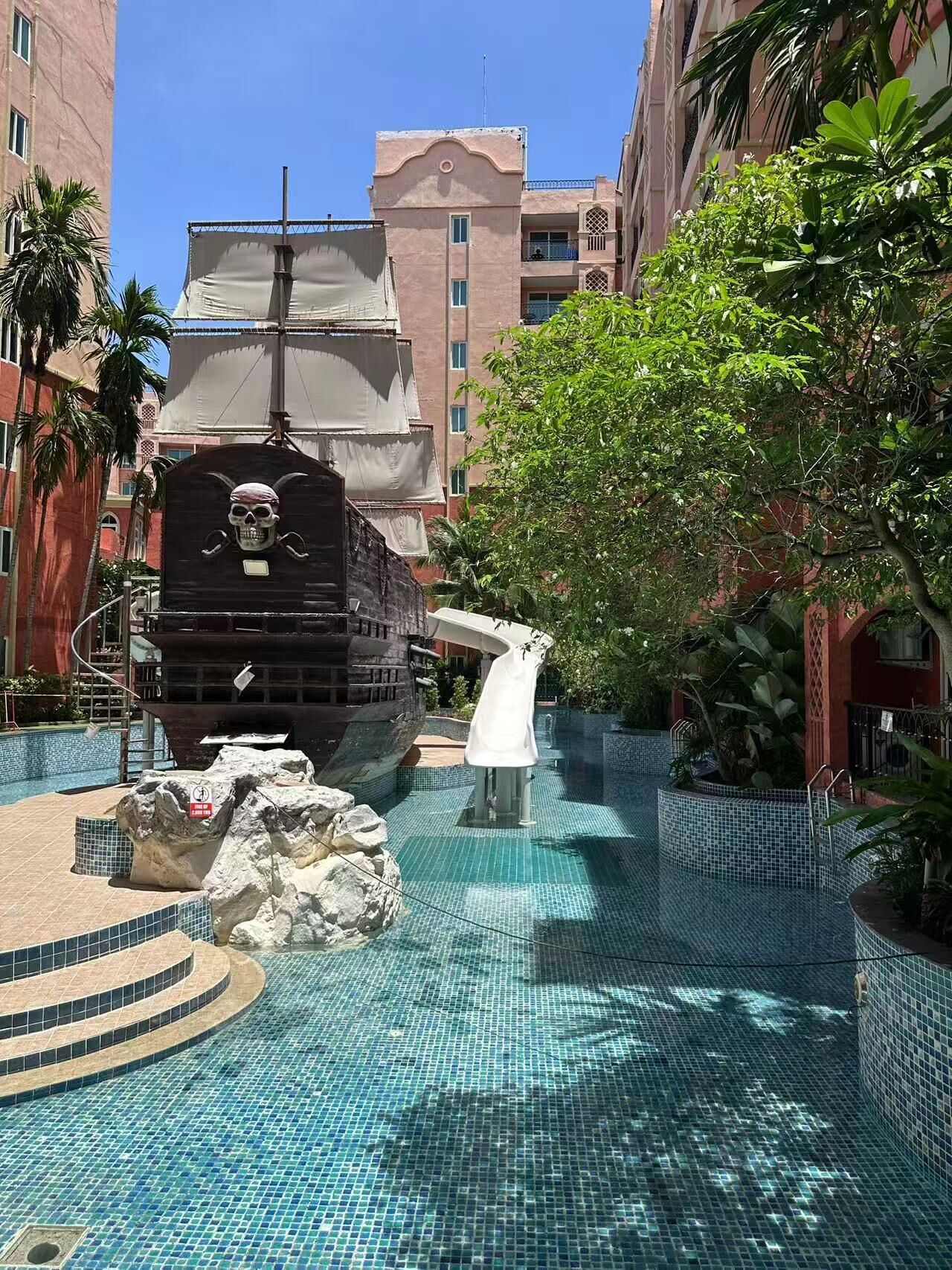 7 outdoor pools, pool umbrellas, pool loungers