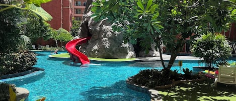 7 outdoor pools, pool umbrellas, sun loungers