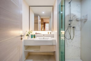 Classic Apartment, 1 King Bed with Sofa bed, Balcony, Courtyard View | Bathroom