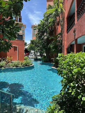 7 piscinas externas, guarda-sóis, espreguiçadeiras