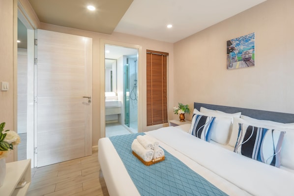 Apartamento clássico, 1 cama King e sofá-cama, sacada, vista para o pátio | Escrivaninha, cortinas blackout, quartos à prova de som
