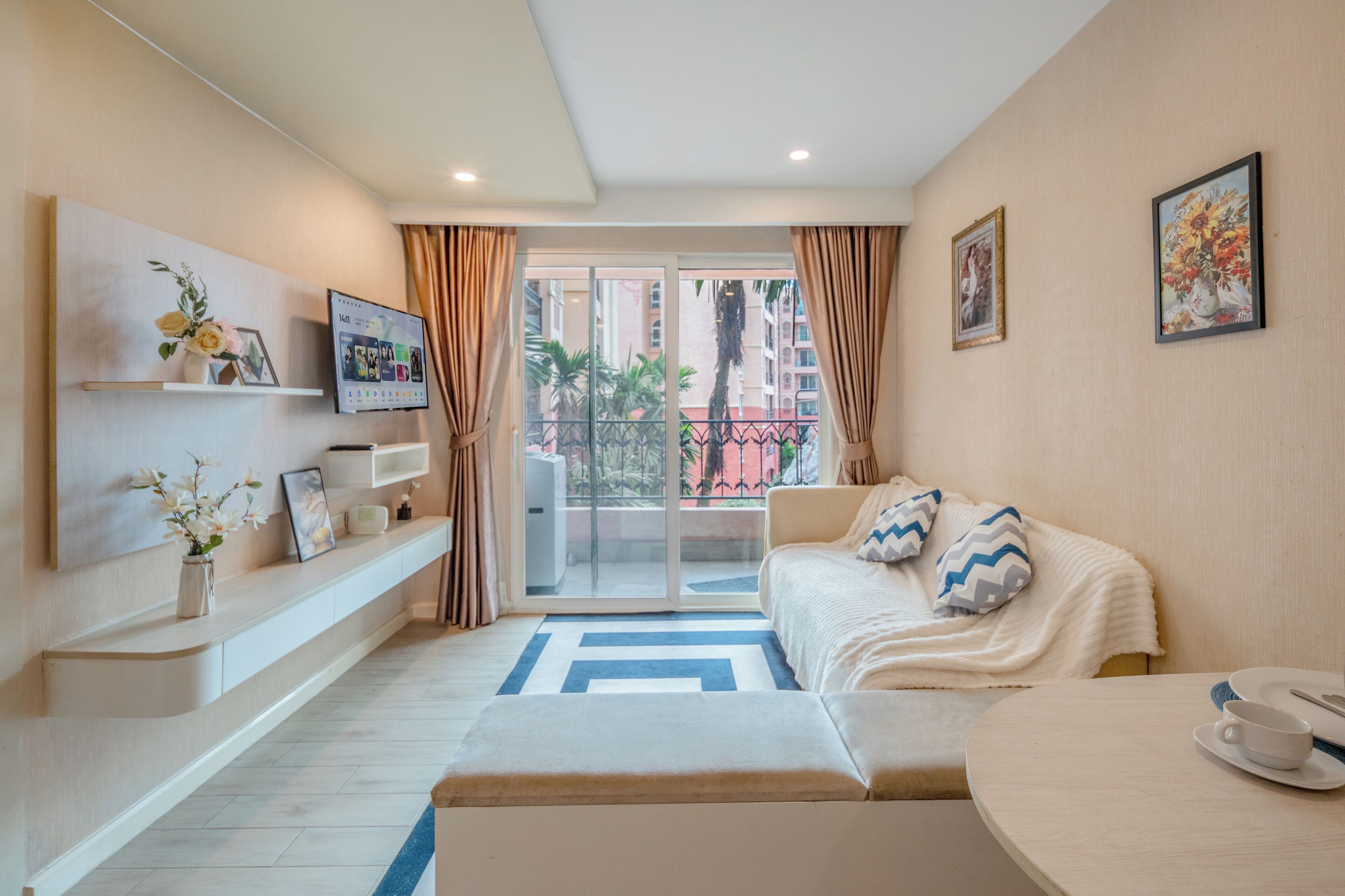 คลาสสิกอพาร์ทเมนท์, เตียงคิงไซส์ 1 เตียง และโซฟาเบด, ระเบียง, วิวสวนหย่อม | โต๊ะทำงาน, ผ้าม่านกันแสง, ห้องเก็บเสียง, เตารีด/โต๊ะรีดผ้า