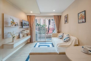 Apartamento clássico, 1 cama King e sofá-cama, sacada, vista para o pátio | Escrivaninha, cortinas blackout, quartos à prova de som