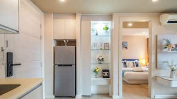 Classic-Apartment, 1 King-Bett und Schlafsofa, Balkon, Blick auf den Innenhof | Wohnbereich