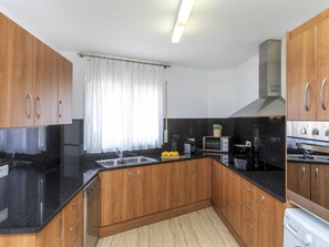 Kühlschrank, Mikrowelle, Ofen, Geschirrspüler