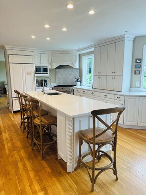 Mikrovågsugn, ugn, spishäll och diskmaskin