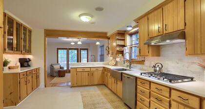 Sleeps 10, Private, Farmhouse.