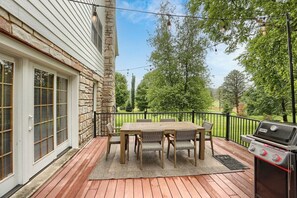 Outdoor dining - Spruce Valley Retreat (Orrtanna)
