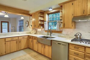 Fridge, microwave, oven, stovetop - Spruce Valley Retreat (Orrtanna)