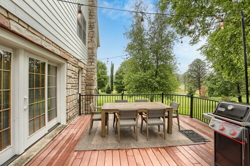 Sleeps 10, Private, Farmhouse.