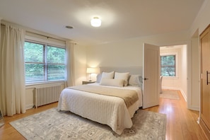 4 bedrooms, iron/ironing board, free WiFi, bed sheets