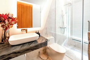Villa Deluxe - utsikt mot bergen | Badrum | Badkar/dusch, gratis toalettartiklar, hårtork och tofflor