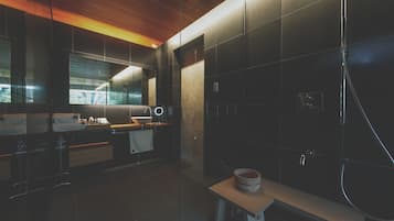 トラディショナル ハウス 1 ベッドルーム パティオ ガーデンビュー | バスルームの設備 | ヘアドライヤー、スリッパ、タオル、シャンプー