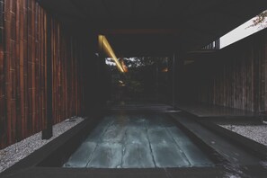 传统独立别墅, 2 间卧室, 露台, 花园景观 | 浴室 | 吹风机、拖鞋、毛巾、洗发水