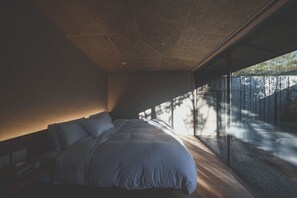 In-room safe, desk, free WiFi