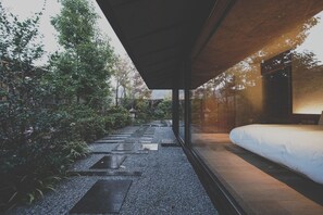 Traditionelt hus - 2 soveværelser - terrasse - udsigt til have | Udsigt fra værelset