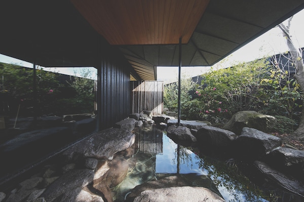 Rumah Tradisional, 1 kamar tidur, patio, pemandangan kebun | Kamar mandi | Pengering rambut, sandal, handuk, dan sampo