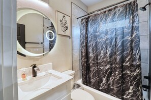 Shower, hair dryer, towels, soap - 6-bedroom NRG Stadium Escape (Houston)