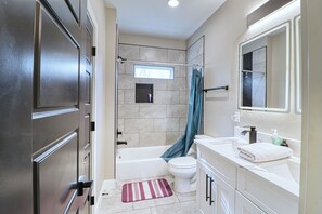 Douche, séchoir à cheveux, serviettes fournies, savon
