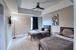 3 bedrooms, iron/ironing board, Internet, bed sheets - 6-bedroom NRG Stadium Escape (Houston)