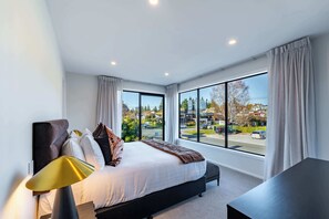 3 chambres, fer et planche à repasser, Wi-Fi, draps fournis