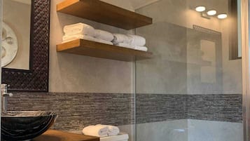 Deluxe kamer, 1 twee- of 2 eenpersoonsbedden, balkon, uitzicht op bergen | Badkamer
