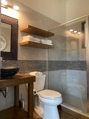 Chambre Deluxe Double ou avec lits jumeaux, balcon, vue montagne | Salle de bain