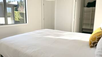 3 bedrooms, desk, iron/ironing board, free WiFi