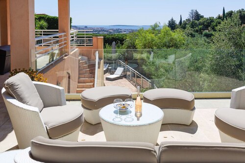 Villa familiale à louer avec piscine  et  vue mer – 4 chambres, Mandelieu proche Cannes
