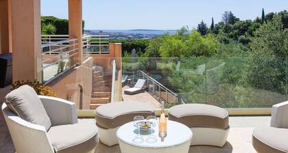 Villa familiale Ă louer avec piscine et vue mer â 4 chambres, Mandelieu proche Cannes