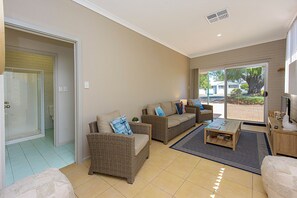 Living area - Coast Haven Busselton – Bright, Retreat Near Beach (Geographe)