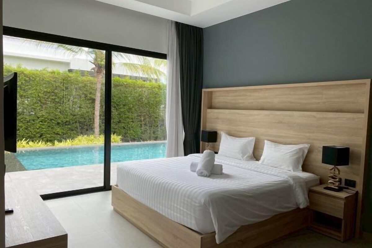 Brankas, meja kerja, tirai kedap cahaya, dan tempat tidur lipat/tambahan
